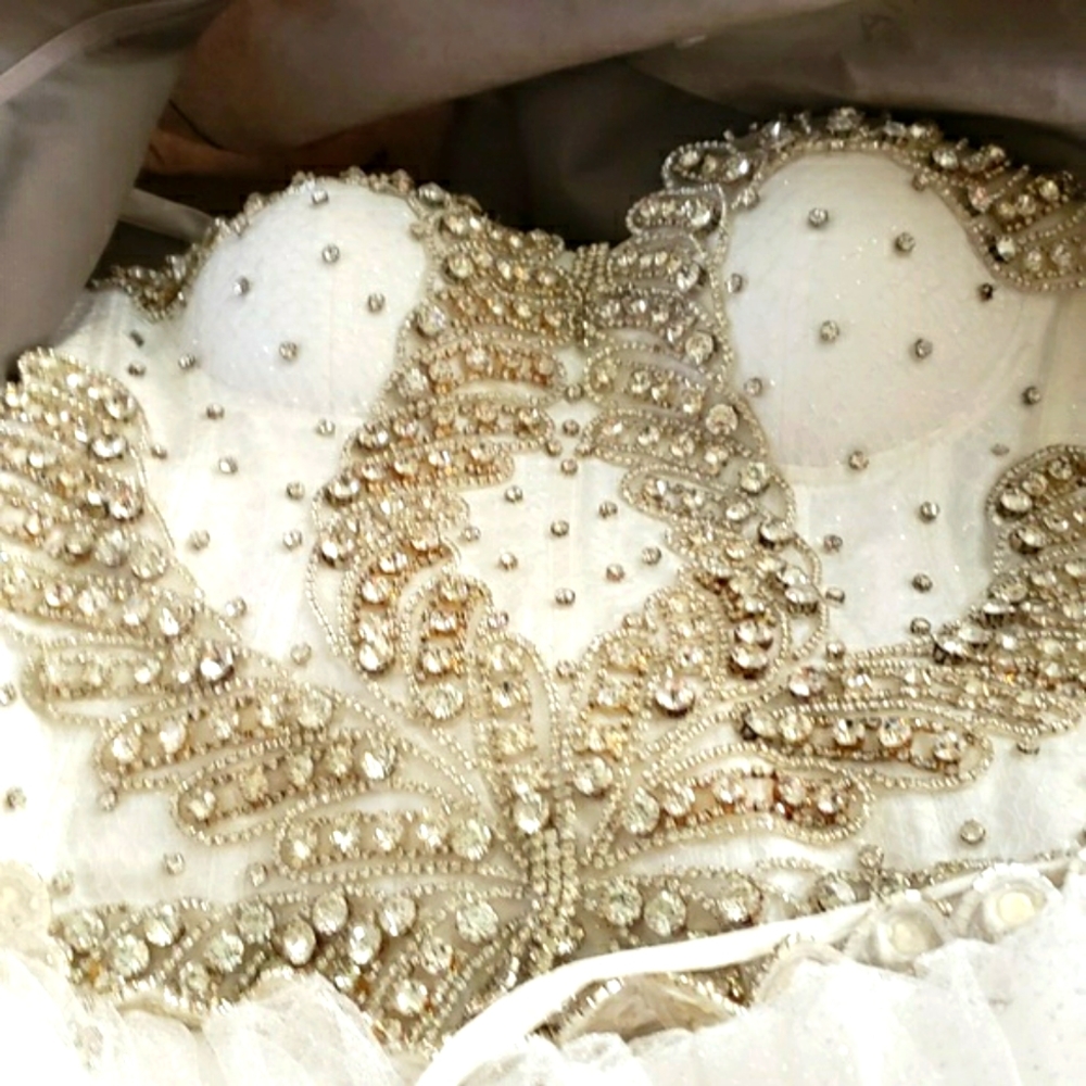 WEDDING DRESS - Picture 4 of 6